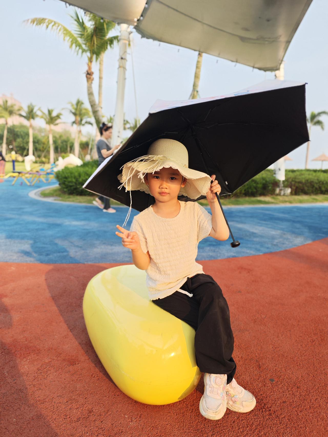 萌娃沙滩伞下坐，海风吹拂笑语甜，可爱的小宝贝我爱你