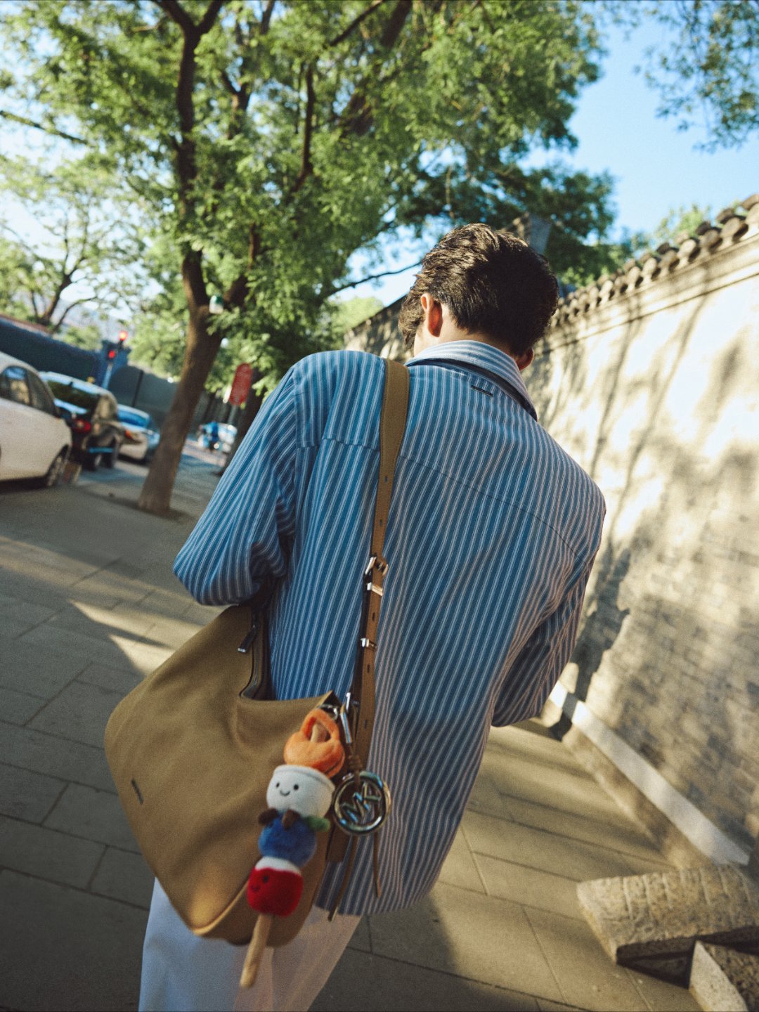 檀健次 一巷一景，一念一回。檀健次 檀健次蓝白条纹衬衣背影清冷纯粹，漫步古朴胡同
