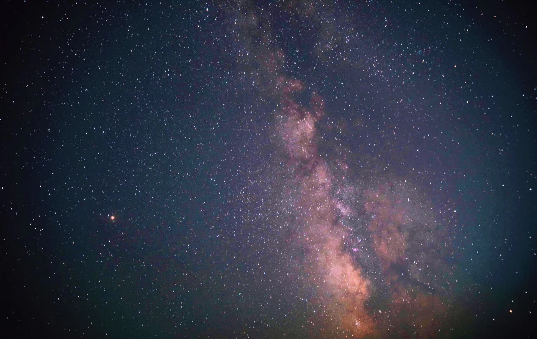 人与人的交集，有缘则同行，无缘则相安，若没了灵魂共鸣，安静独处也挺好。静而不争，