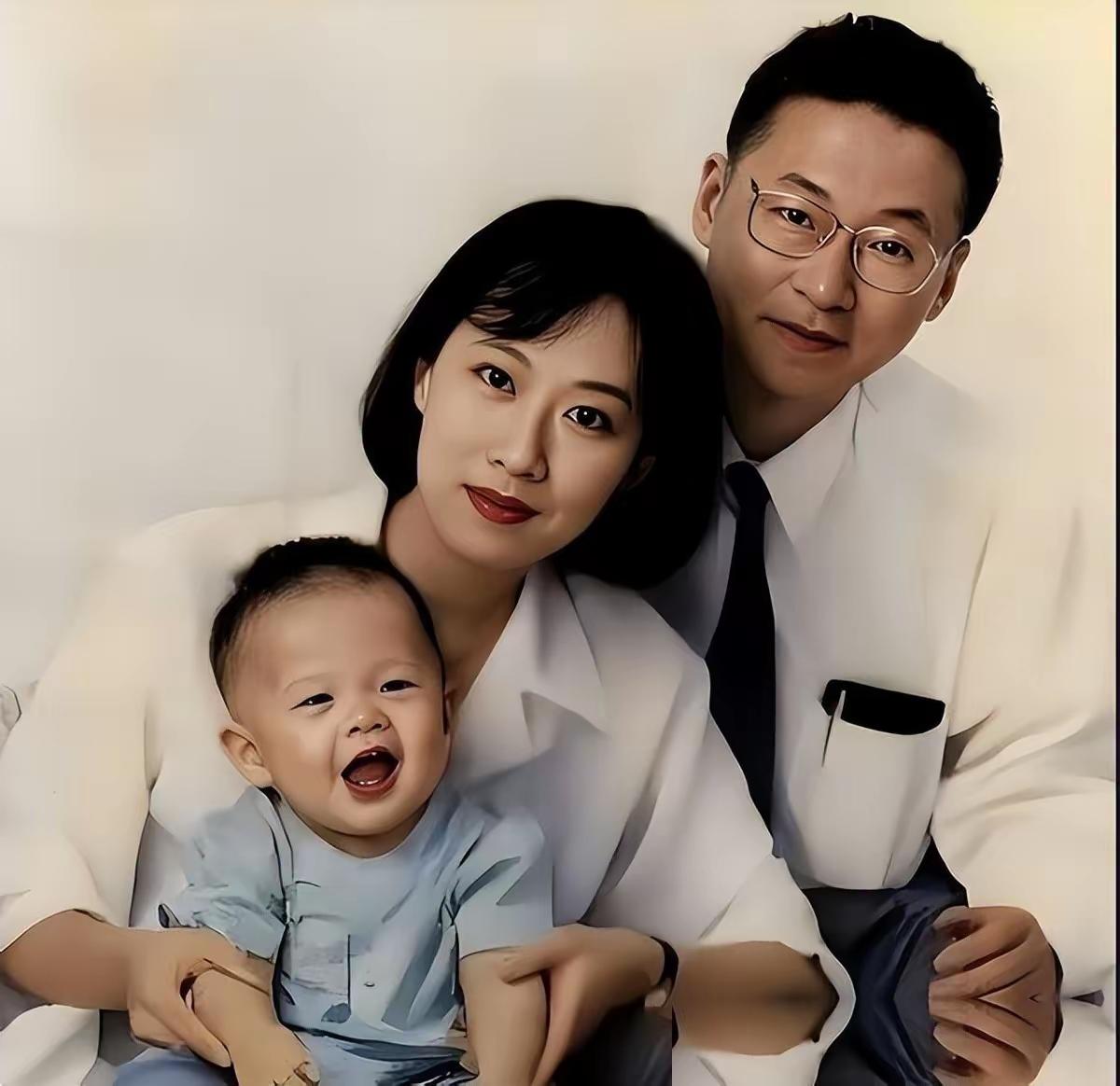 才子配佳人，
一家三口人。
幸福多温馨，
有谁识此人。