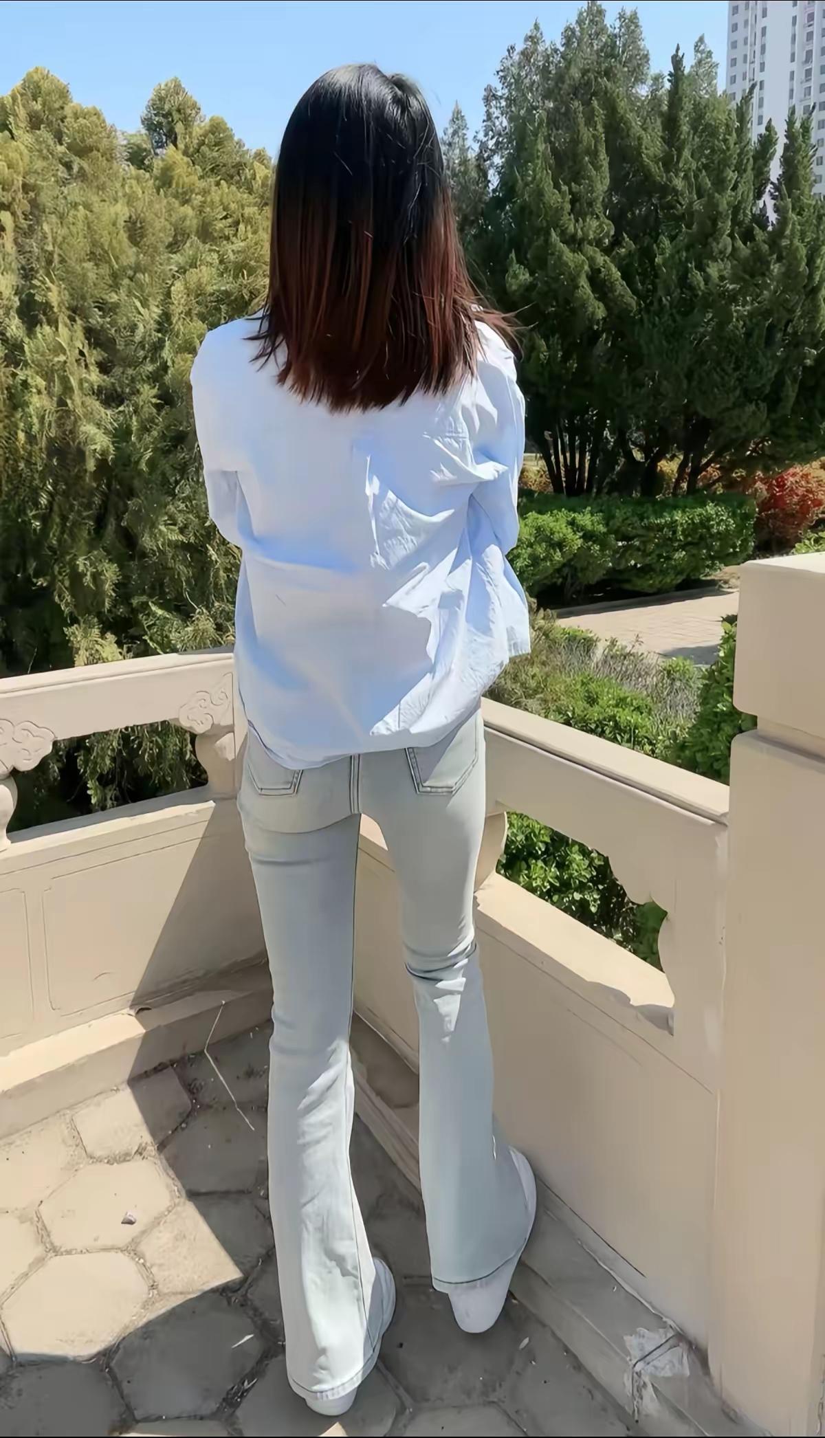 白衬衫配微喇牛仔裤，那效果简直绝了！简约白衬衫，若带点精致花边设计，复古氛围直接