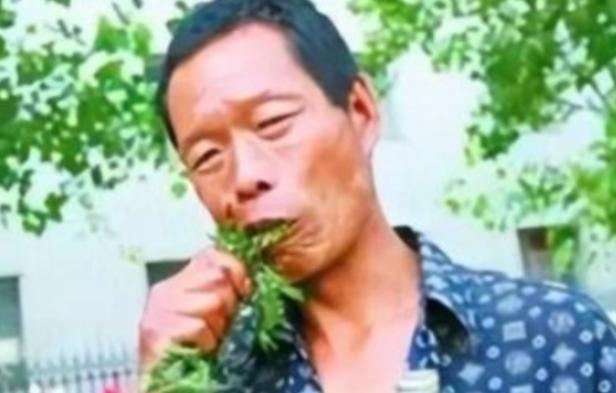 他 34 年吃了 40 吨草，闻到肉味就想吐，每天就靠吃草充饥，身体非常健康，后