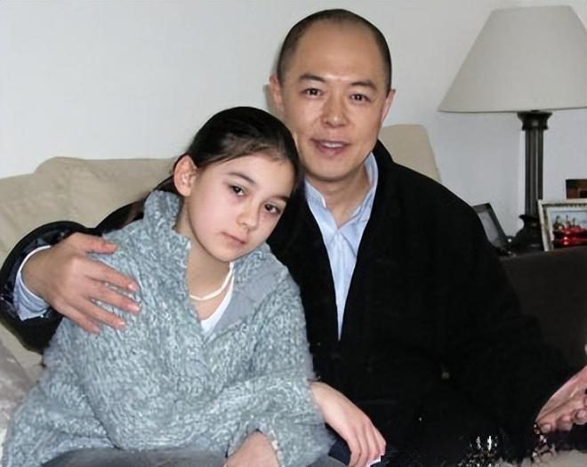 张铁林的混血女儿张月亮现在颜值在线，气质俱佳，标致的大美女 ​​​