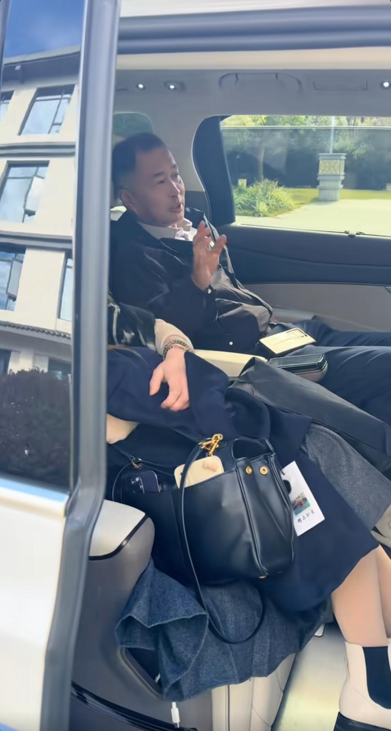 沈巍晓晓坐车出行，八一在车外送别，好像又换了新司机？沈巍是博爱的思想，加之资源比