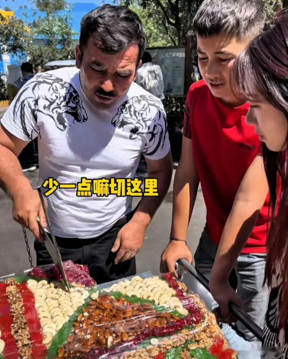 韩国女孩新疆买切糕花了346元 高中的时候觉得新鲜也搞了一块，3厘米宽要了我40