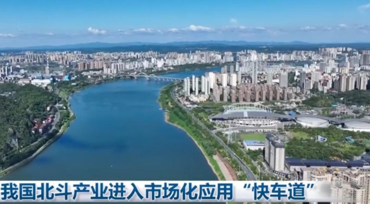 从江河穿城的都市到整洁有序的街巷，北斗正融入日常出行的每一步。蓝色无人公交平稳穿