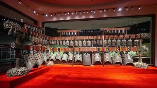 1978年，武汉空军在驻地开山放炮平整土地，意外炸出一大片松软的褐色泥土，并挖出