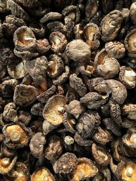 香菇味道鲜美，是家中常吃的干货，可很多人泡发香菇的时候，并没有很好的方法，只是用