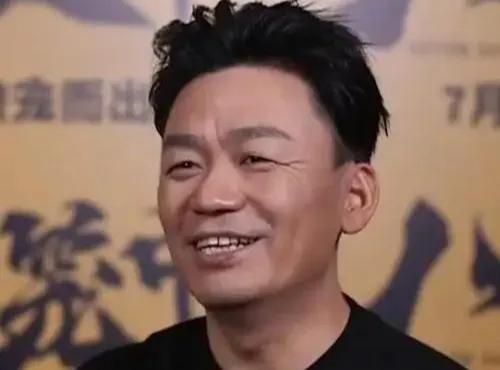 原以为像王宝强这样被身边人坑过的，早该对“朋友”二字避之不及。
 
可他最近却说
