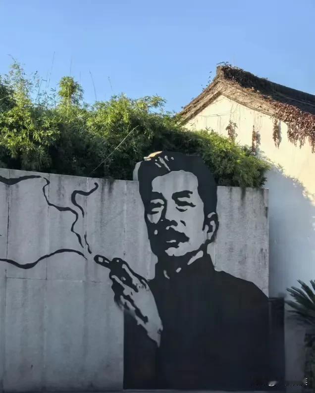 浙江绍兴鲁迅纪念馆，鲁迅夹烟的墙画被游客孙女士投诉，投诉理由：误导青少年。建议更