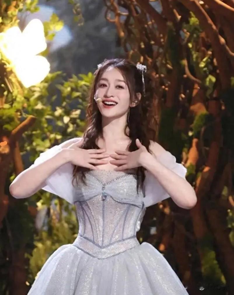 笑不活了！
李小冉设计的这些舞蹈动作竟不是为了显身材
也不是为了好看
而是为了看