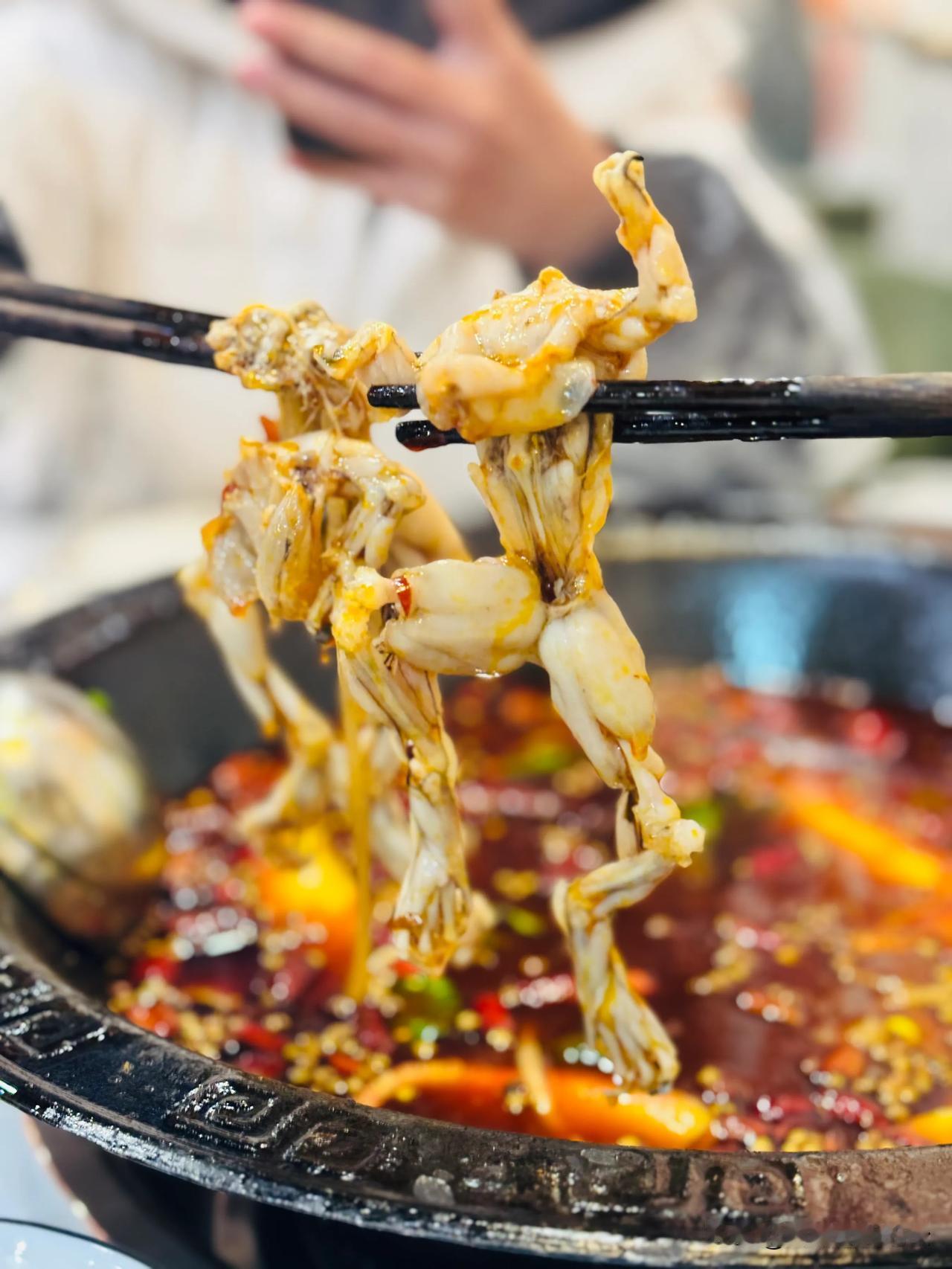 中午的双人餐
三斤蛙还加五个配菜，
还有免费饮料，关键味道还不错！
你猜好多钱？