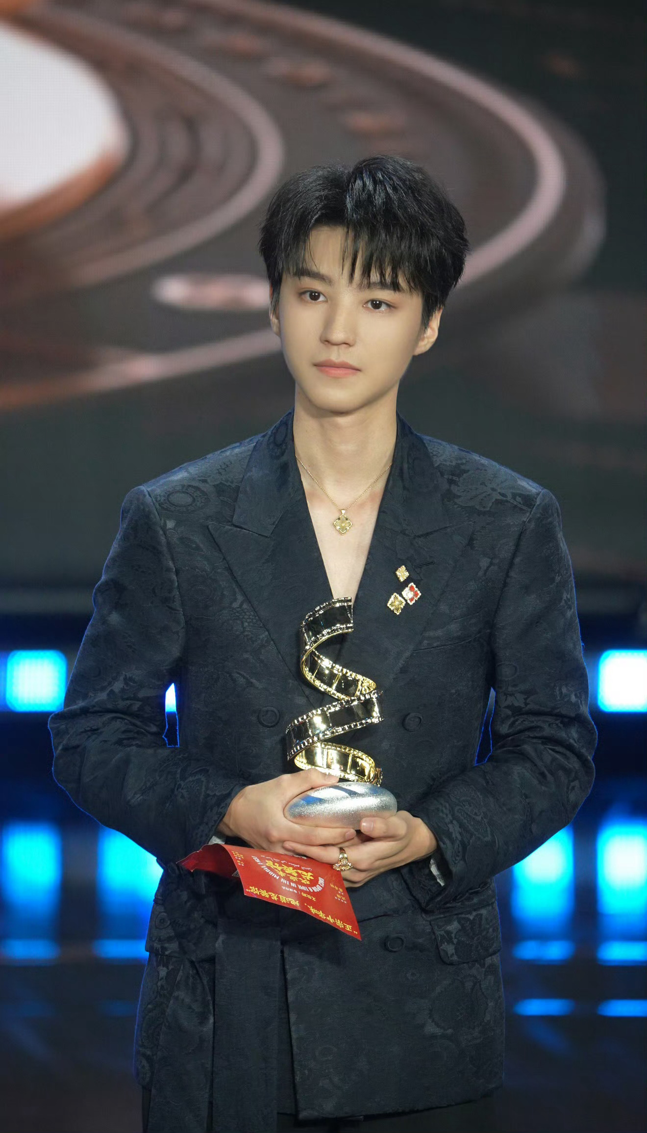 王俊凯获年度品质影人恭喜演员王俊凯！实至名归！ 