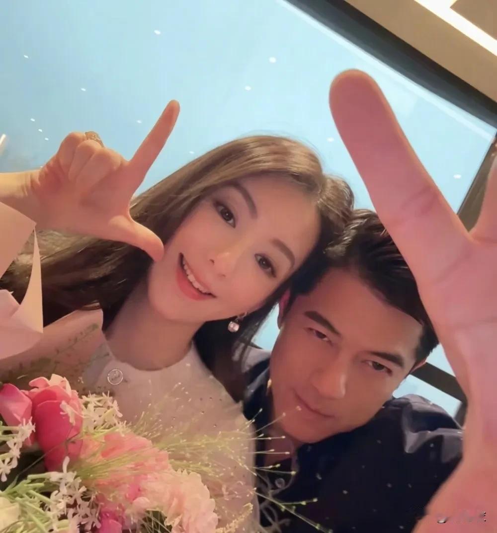 郭天王和妻子相差22岁，但外表看起来很般配，而刘强东和妻子相差19岁看起来却像是