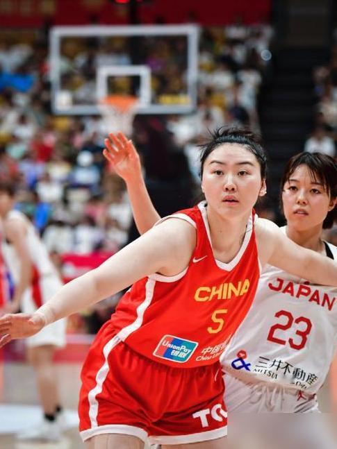 宫鲁鸣这次算是把态度摆到明面上了：就算中国女篮眼下输得难看、外界骂声再大，他也不
