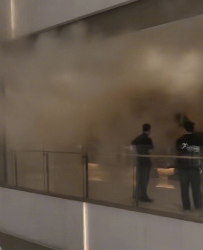 #汕头万象城大火已扑灭无伤亡#【汕头万象城突发火灾，微型消防站人员自行扑灭！无人