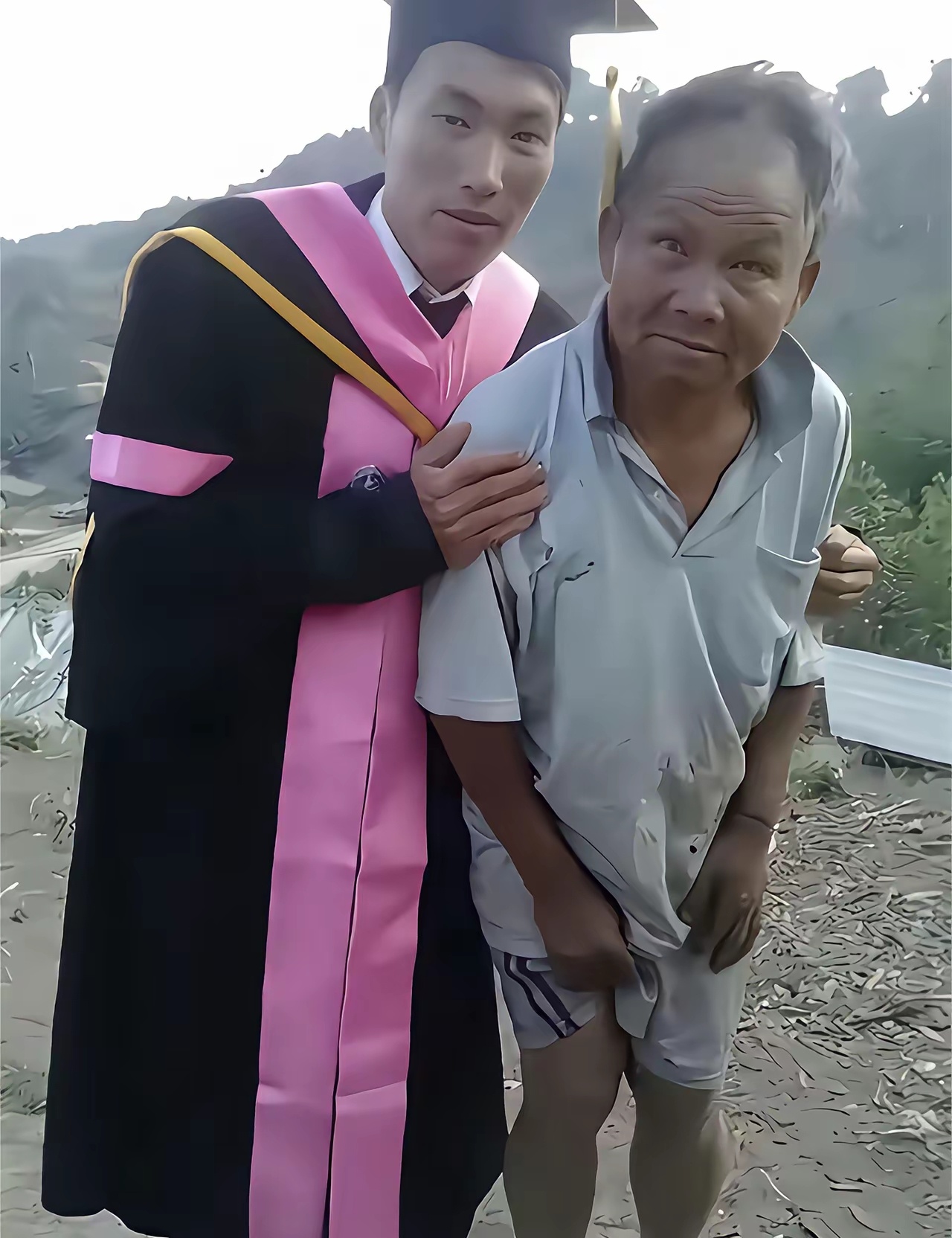 一个博士毕业的男青年，特意回家乡，穿上博士服与在家捡破烂的父亲合影合影。感恩，孝