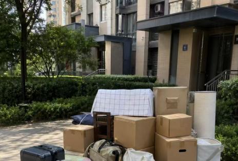 真是惊出一身冷汗。
 
芜湖母女搬家误扔床头柜，柜里藏着370克黄金铂金和190