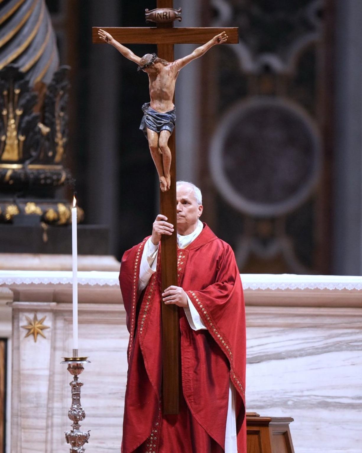 利奥十四世在圣伯多禄大殿举行了他作为教宗的首次“主受难日”礼拜仪式。

庄严的仪