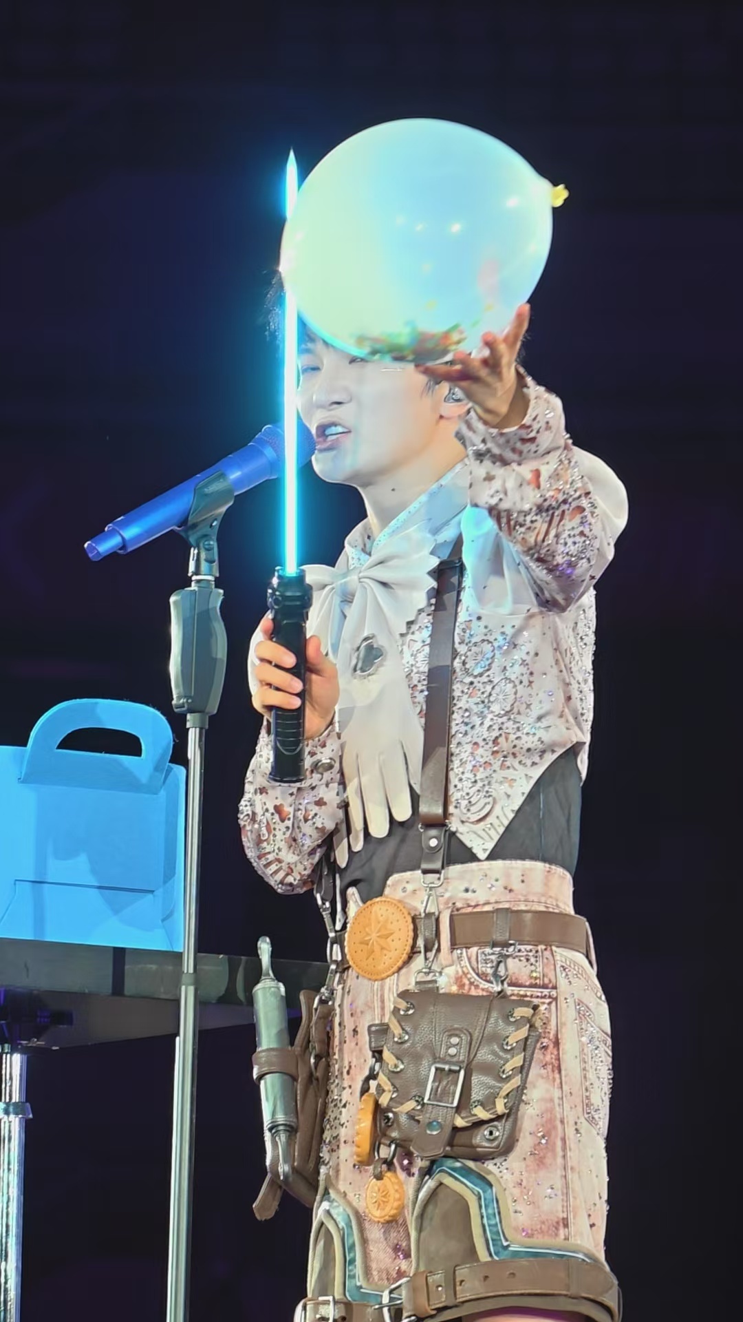 周深来超话实况热聊看演唱会周深济南演唱会 诶哟我的妈呀，大宝剑上来了 