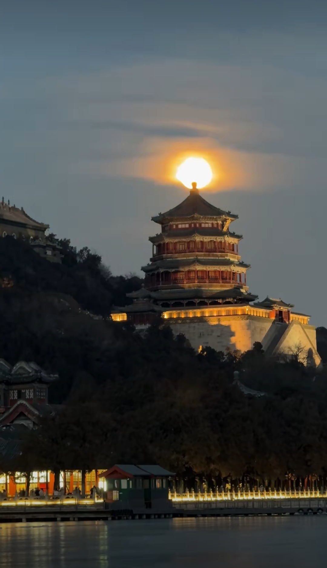 今儿这，简直绝了！就好似月宫仙子下凡，与西堤来了一场梦幻邂逅。“月上柳梢头，人约