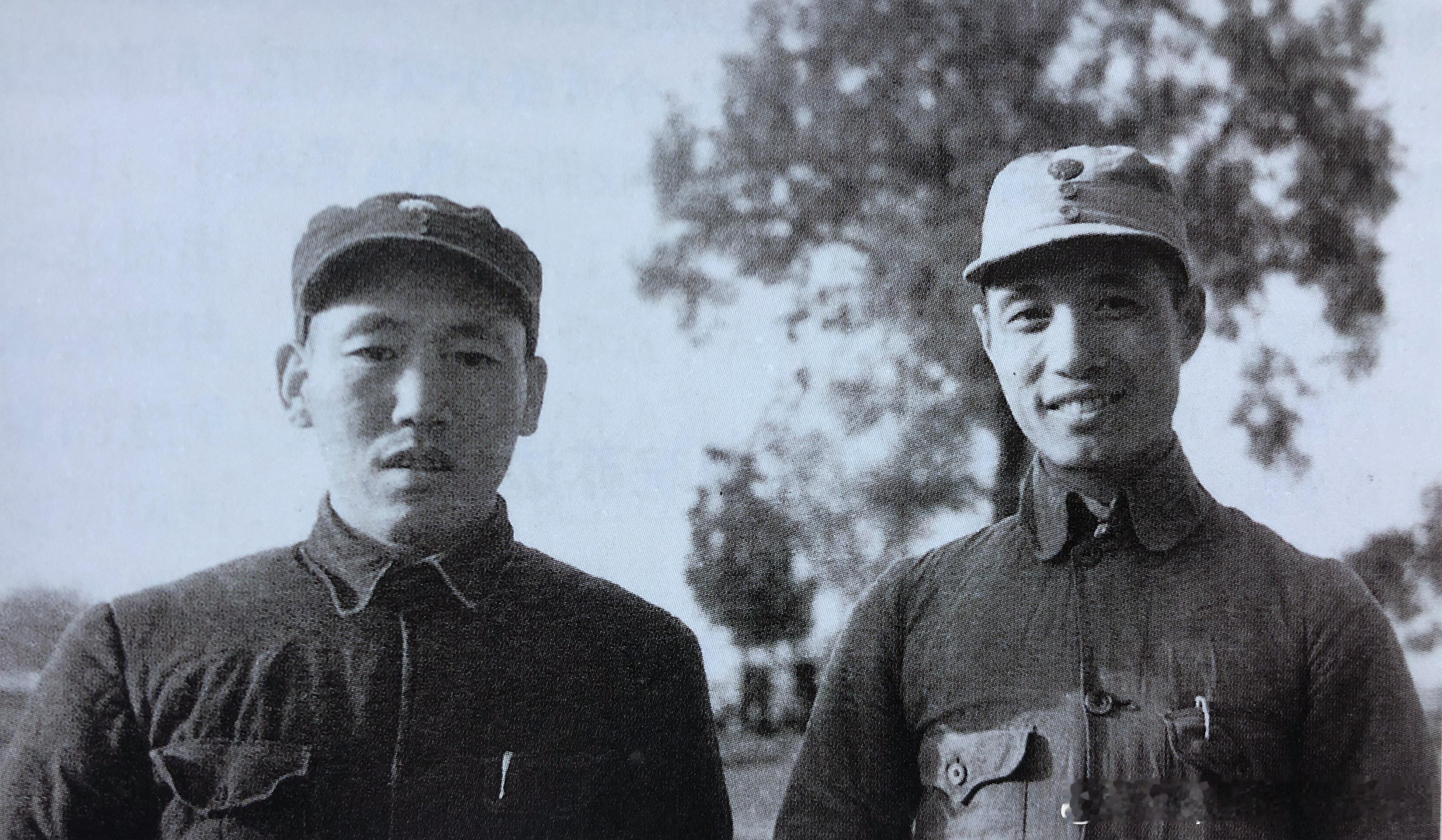 1944年11月新四军第4师参谋长张震和冀鲁豫军区第11军分区司令王秉璋在曹市集