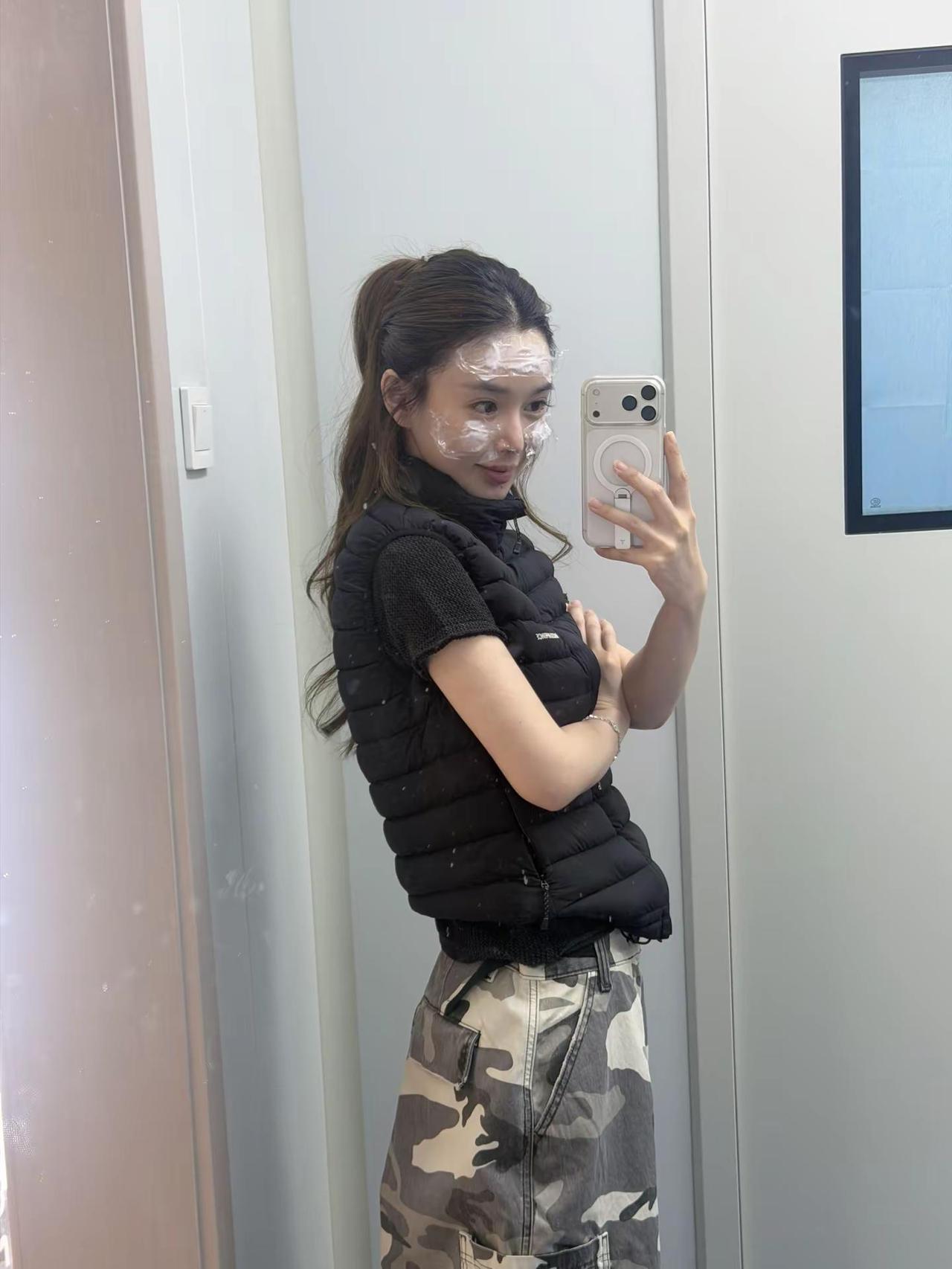 肉体可控 心态可控 情绪可控对镜拍穿搭