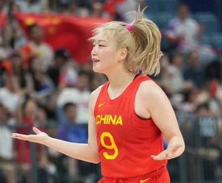 沉寂了四年鲜少公开发声的中国女篮名将李梦，最近终于正面回应了缠绕多年的舆论争议。