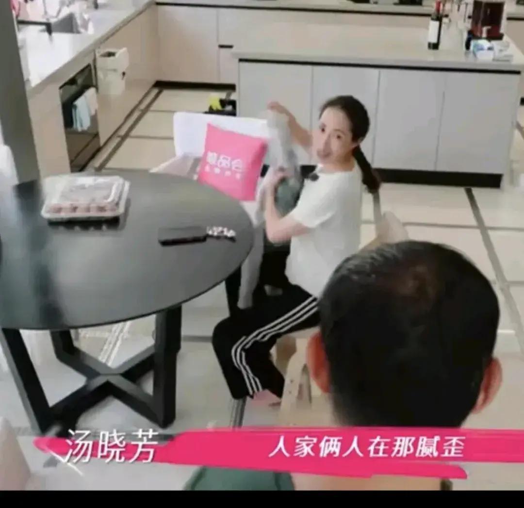 董璇随手买下阿那亚豪宅，而镜头另一端的万千惠却在节目里说自己没有婚房、孩子也没有