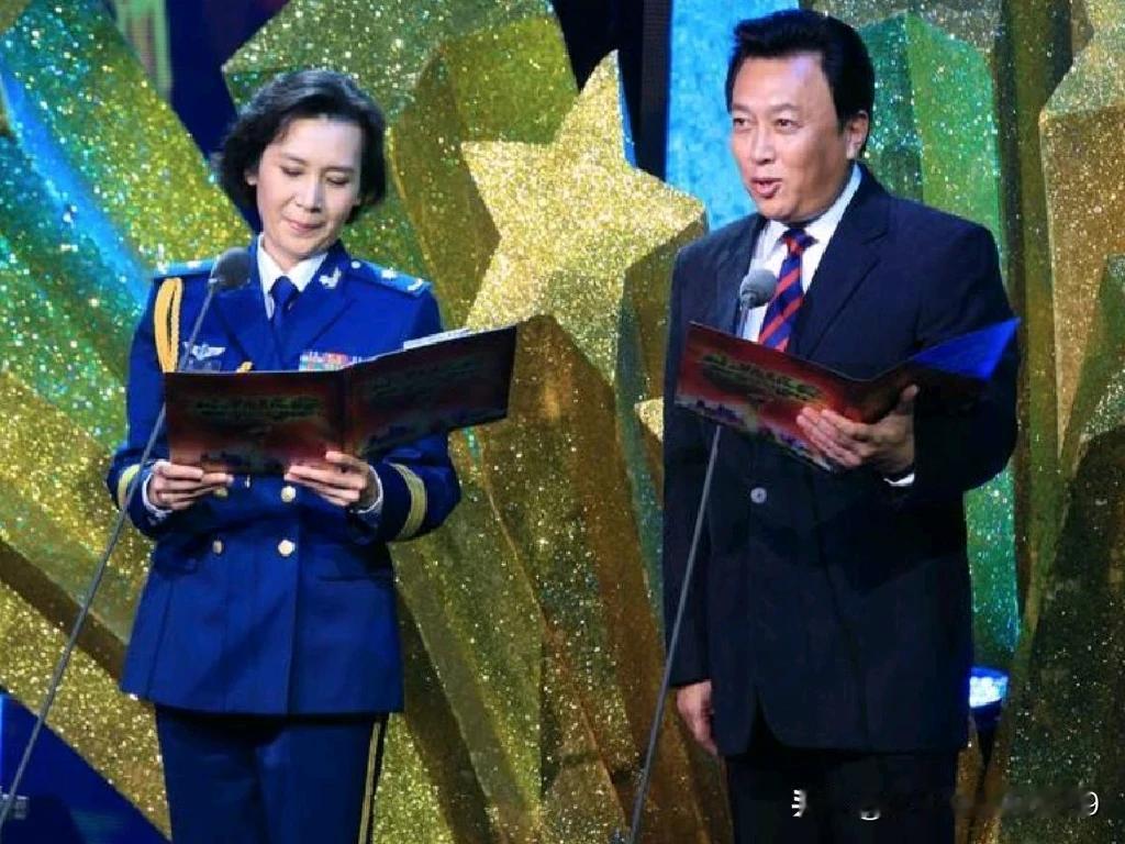 左边这位美女是国家一级演员，曾为演戏和丈夫离婚，如今60岁依然单身，您认识她吗？
