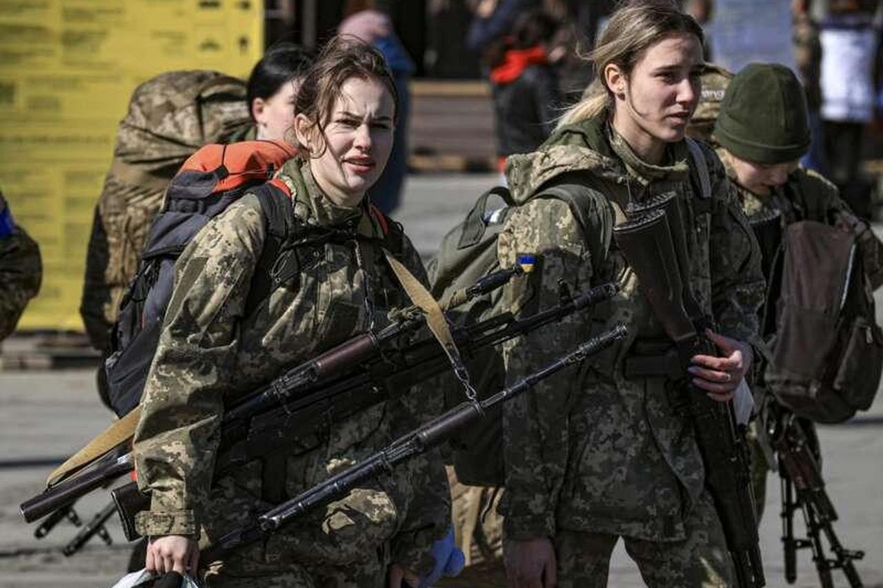 一名乌军女兵在接受乌克兰电视台采访，被问到前线当下更缺人还是更缺无人机时，她表示