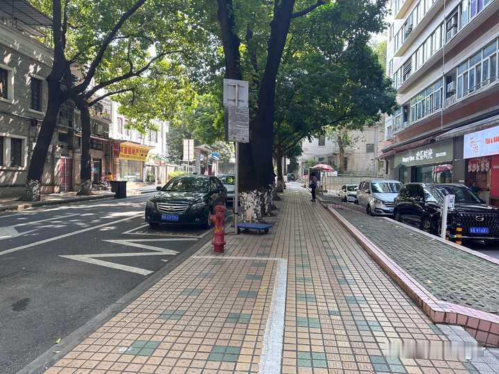 城市公共空间不足，我们如何才能更好地利用？
感觉城市里能休闲的地方太少了，有哪些