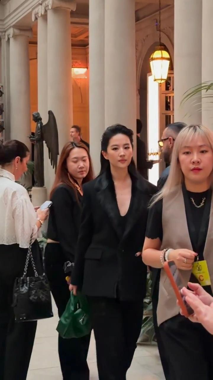 omg是姐姐是妈妈是主人是一切…🥵🥵刘亦菲戛纳背头深V造型 刘亦菲西装背头造