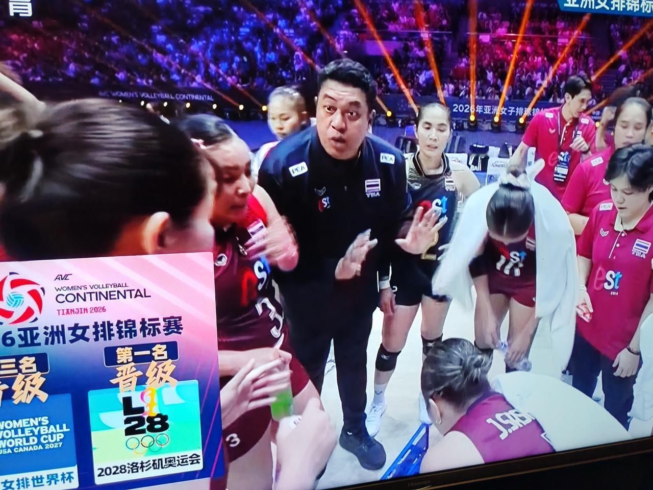 女排亚锦赛决赛，中国女排对阵泰国女排，前三局中国女排20：25，25：11，25