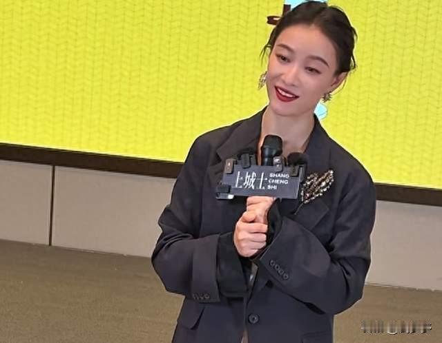 反差感拉满！倪妮大同现场，一身西装纱裙，开口就聊刀削面