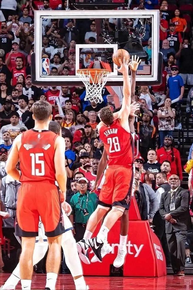 火箭84－75领先进入第四节.失误多却靠布鲁克斯扛着打，胜负还得看最后12分钟.