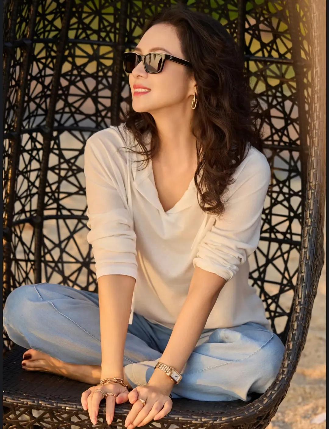 女神章子怡，气质优雅，魅力十足。
章子怡 女明星