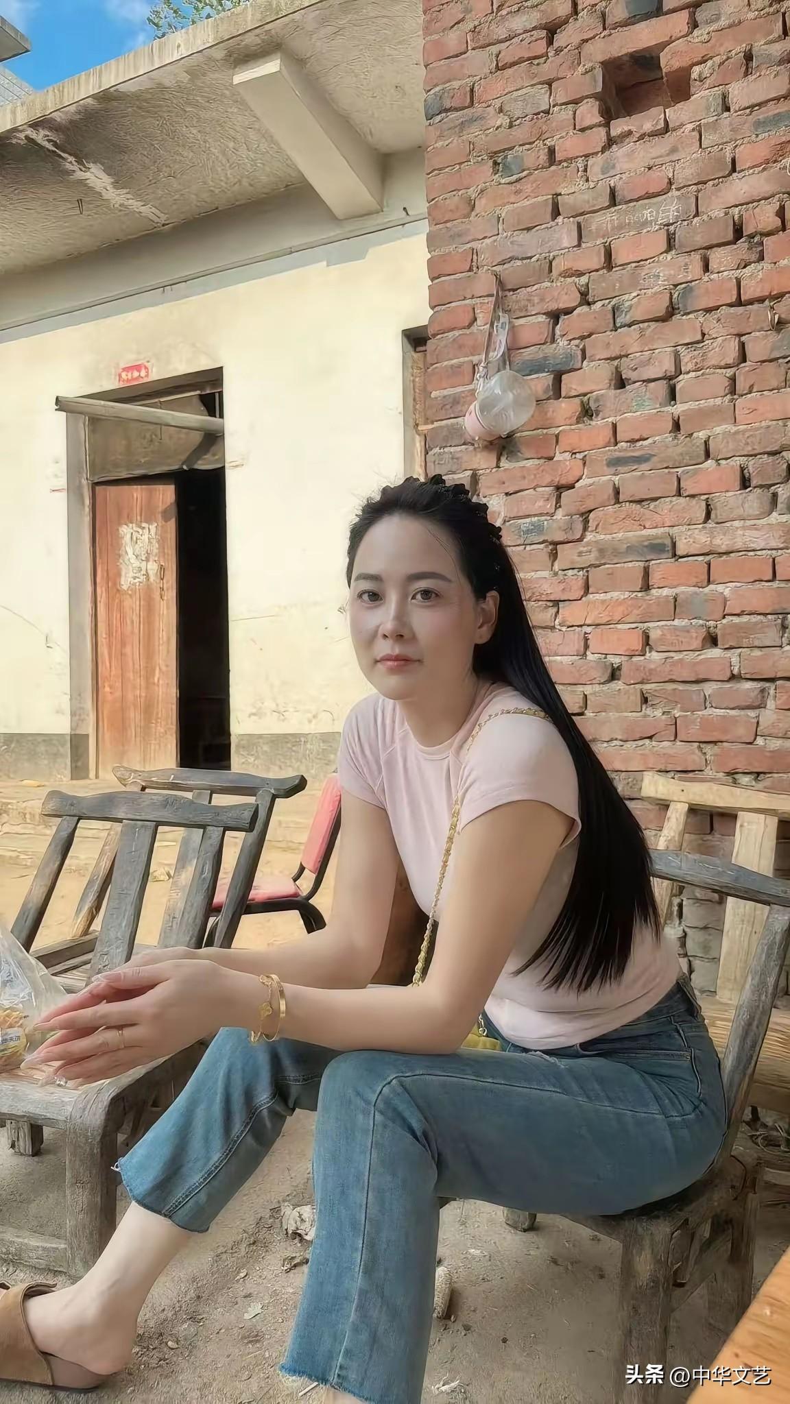 二哥打工去了，嫂子让我来帮她家干点活，今天修家具，明天修水电，邻里之间就应该相互
