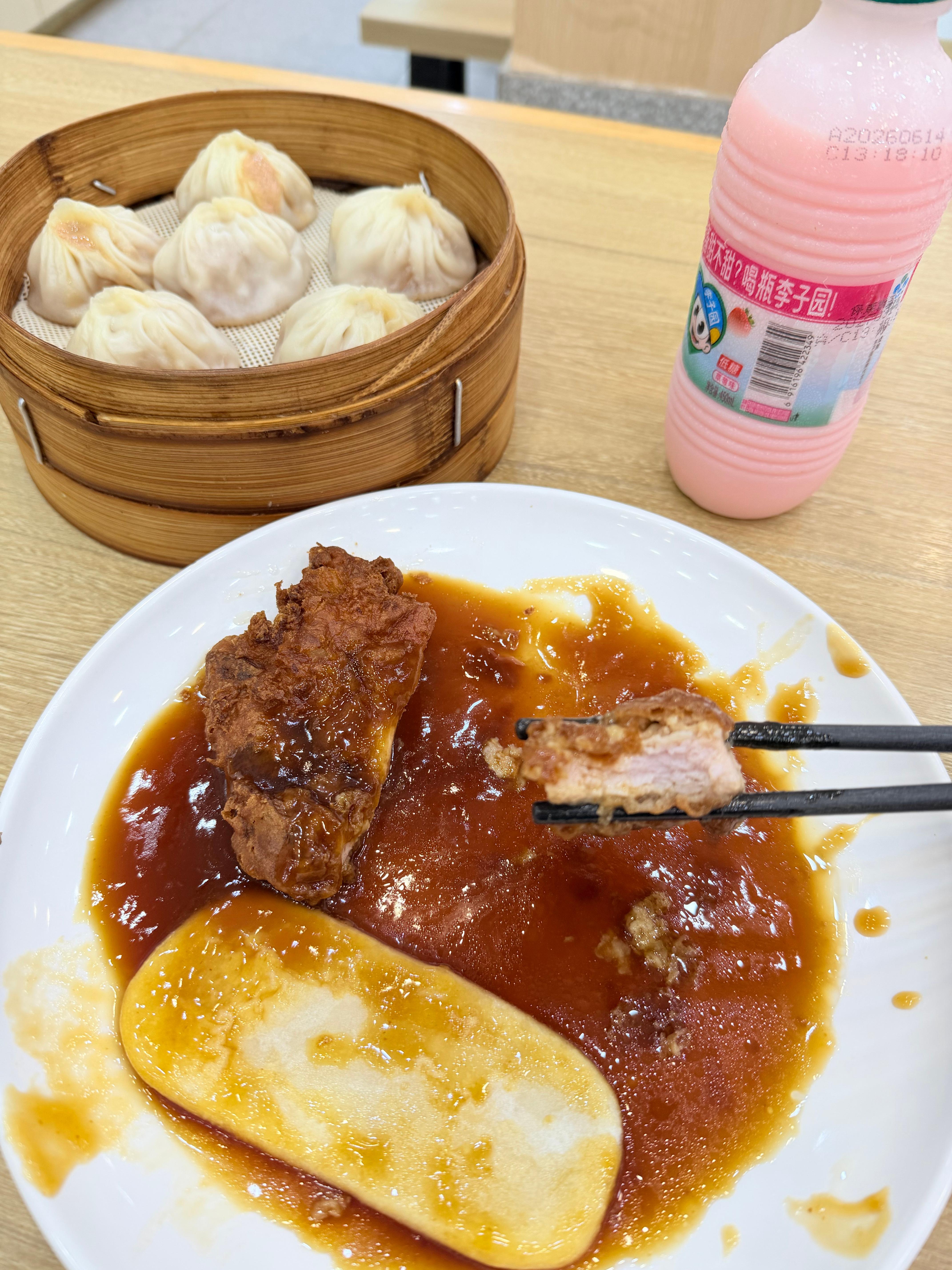 沪上排骨年糕和汤包，配上火腿村牛奶，好次的！ 上海·姑苏鸿昌兴汤包馆旗舰店