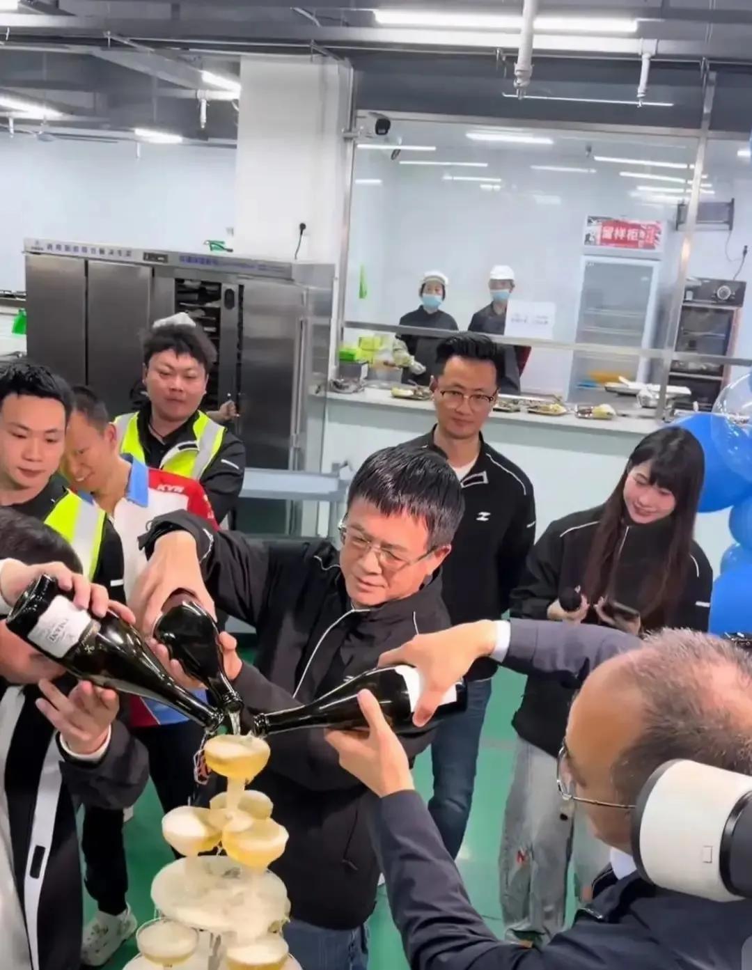 张雪的冠军庆功看着真提气，相比之下那些倒闭了得新能源品牌汽车连给张雪提鞋都不配。