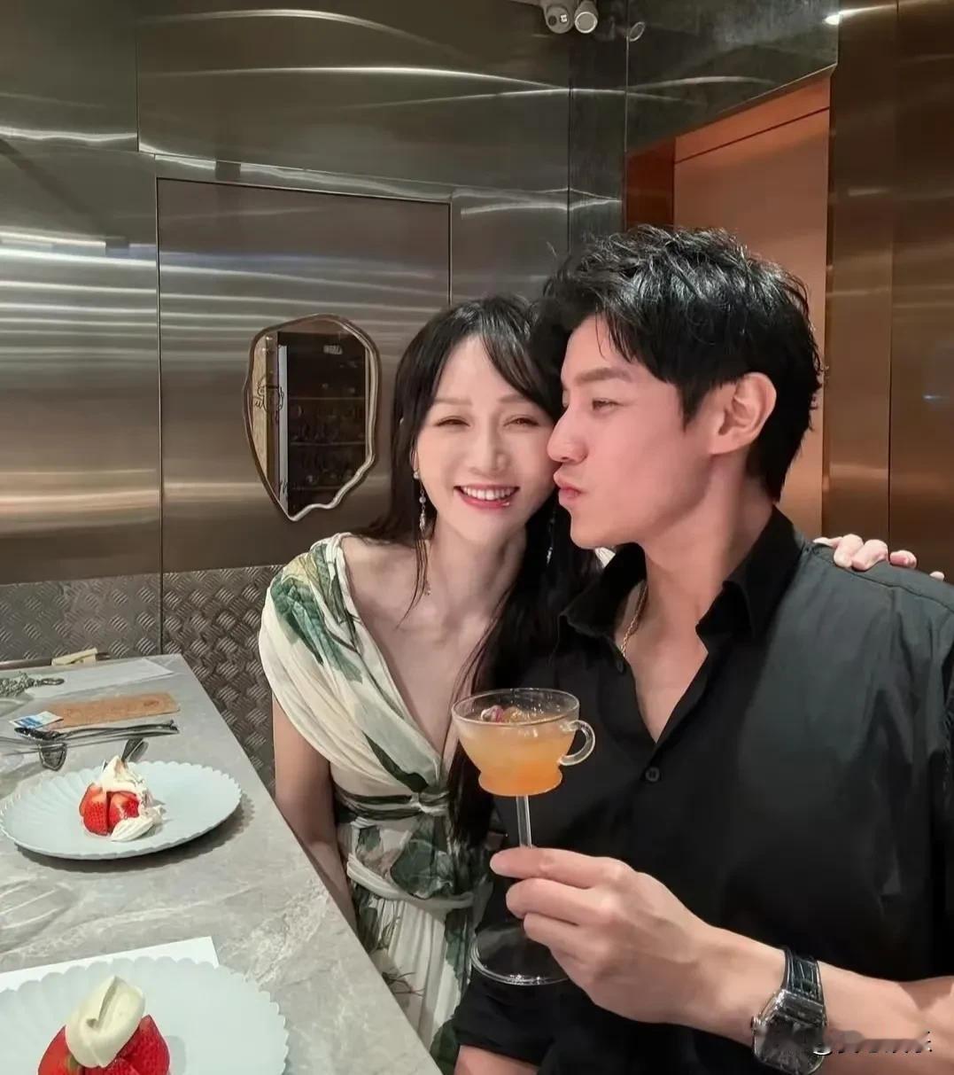 陈乔恩🥂 气质小姐姐46岁的春日浪漫穿搭
陈乔恩 生日私服穿搭，身着绿色露肩碎