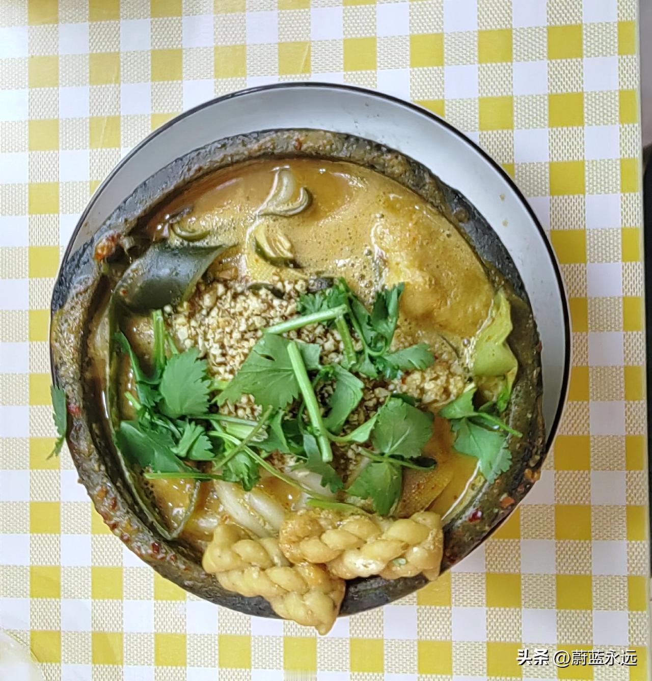 今天我去了后湖公园玩，玩累了，去了旁边的一个餐馆吃了土豆粉。

  土豆粉是用砂