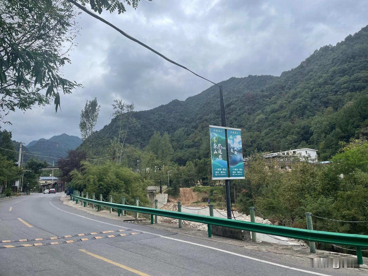 【鹧鸪天•在外奔波今返乡】
在外奔波今返乡，村无烟火剩空房，
残垣断壁生荒草，朽