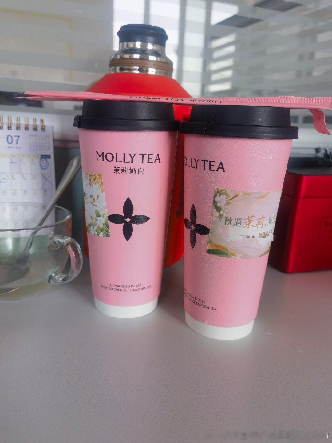 公司发的茉莉奶白。秋天的第一杯奶茶。同事出差给我了，领导的不喝也给我了，说让我拿