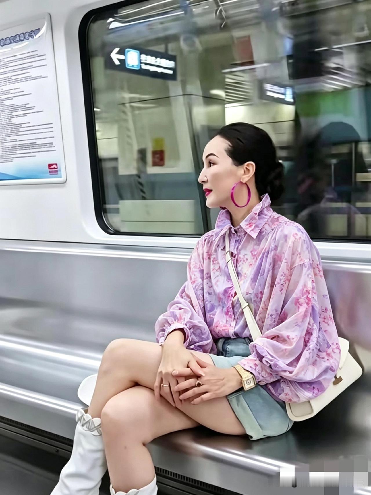 地铁邂逅一位精致阿姨，氛围感瞬间拉满！淡紫色碎花衬衫尽显优雅大方，搭配上大耳环，