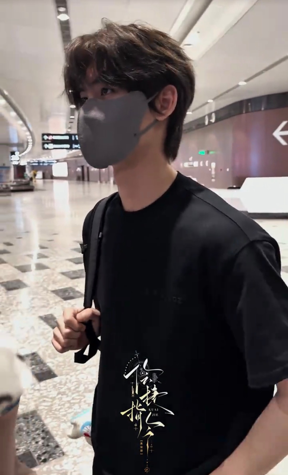 我现在都有点怕了黄俊捷搞穿搭 因为最帅的几次机场反而毫无穿搭可言穿个黑t就够了 