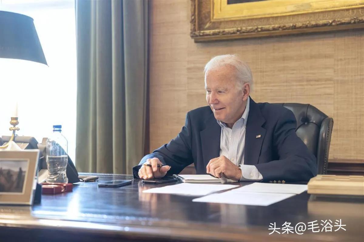 犹太资本跟泽连斯基之间在进行着不为人知的交易。
在昨天，拜登通过直接视频连麦的方