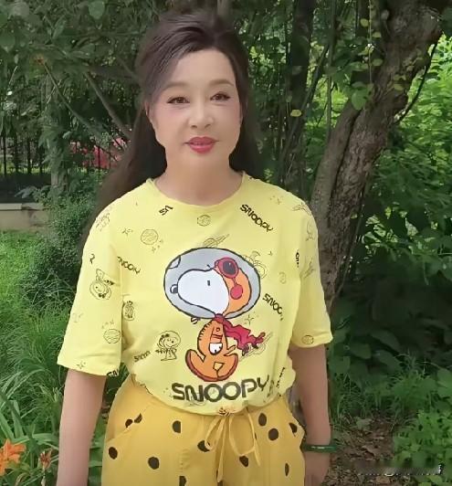 75岁的刘晓庆不是在装嫩，而是在做真实的自己，一身黄色卡通的装造活力满满，脸上粉