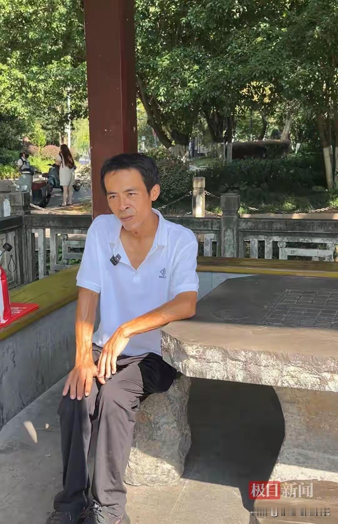鸡排哥火了以后，鸡排家族开了九个摊位，有鸡排哥的姐姐，鸡排哥的舅舅、小舅子、鸡排