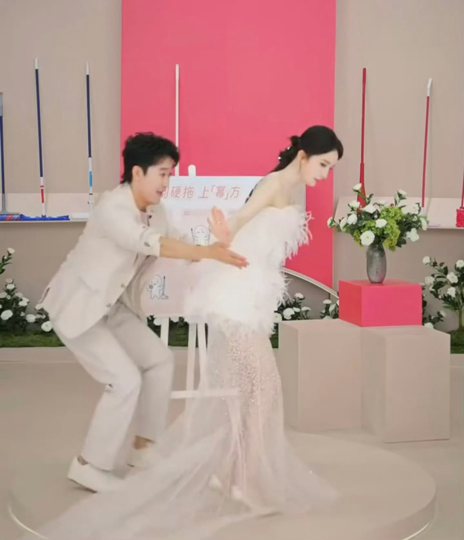 但是她好美啊，仙女！到底是有专业度的，反应很快核心很稳杨幂直播差点滑倒